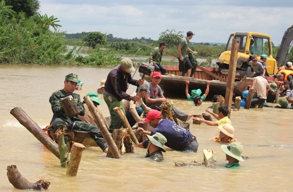 Quân và dân huyện Krông Ana chung sức cứu đê.
