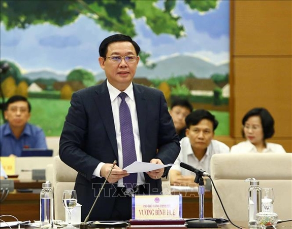 Phó thủ tướng Vương Đình Huệ trả lời chất vấn các đại biểu. Ảnh: TTXVN.