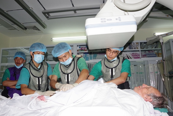 Kíp bác sĩ thực hiện phẫu thuật cấp cứu cho bệnh nhân Robert Edward Johnson.