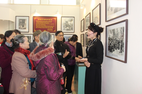Bác Hồ bên lán Nà Nưa