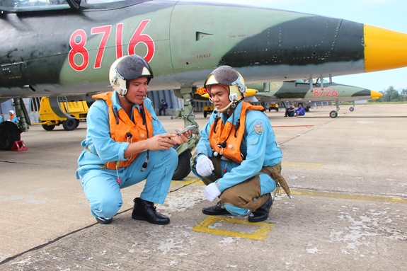 Giảng viên, học viên phi công Trung đoàn 910 (Trường Sĩ quan Không quân) giảng bình sau chuyến bay.