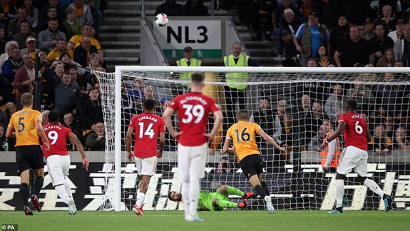 Pogba thực hiện không thành công quả phạt đền. Ảnh: PA