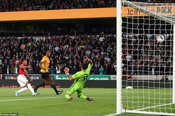 Martial mở tỷ số cho Man Utd. Ảnh: Getty