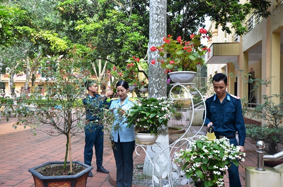 Bộ đội Trung đoàn 916 chăm sóc bồn hoa, cây cảnh làm đẹp đơn vị.