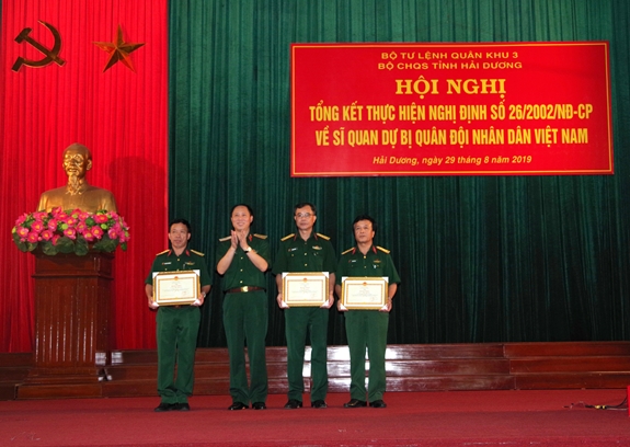 Chủ nhiệm Chính trị Quân khu 3 khen thưởng các tập thể, cá nhân tiêu biểu.