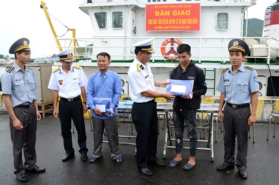 Lãnh đạo Vùng 3 Hải quân động viên, tặng quà các ngư dân.