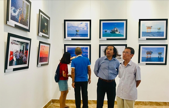 Triển lãm và ra mắt sách thu hút khách tham dự.