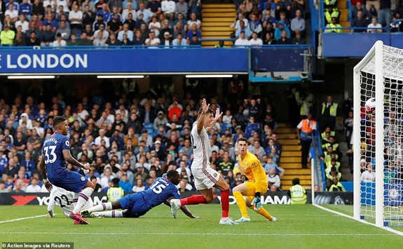 Kurt Zouma (số 15) phản lưới nhà ở những phút cuối cùng, khiến Chelsea chịu trận hòa dù đã dẫn trước tới 2 bàn. Ảnh: Getty