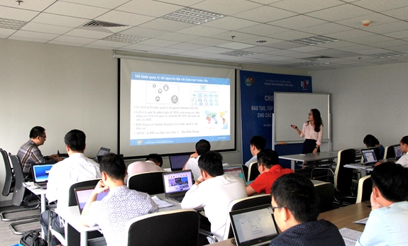 Tập huấn kiến thức chuyển đổi mạng internet Việt Nam sang IPv6 cho các sở thông tin và truyền thông khu vực phía Bắc. Ảnh: NGUYỄN HUYỀN