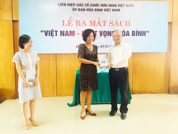 Phó chủ tịch Quốc hội, Chủ tịch Ủy ban Hòa bình Việt Nam Uông Chu Lưu tặng sách “Việt Nam-khát vọng hòa bình” tới các khách mời tham dự lễ ra mắt sách.