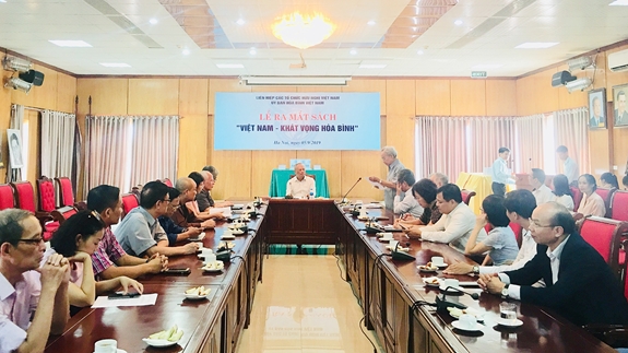Quang cảnh lễ ra mắt sách.