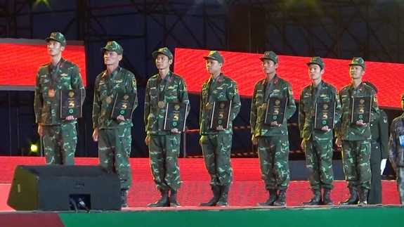 Thành viên Đội tuyển Hóa học QĐND Việt Nam trên bục nhận Huy chương Đồng.  Ảnh: PHẠM KIÊN