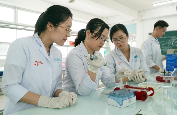 Giờ thực hành của sinh viên ngành dược, Trường Đại học Công nghệ TP Hồ Chí Minh.