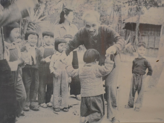 Bác Hồ vui chơi Trung thu cùng các cháu thiếu nhi Trường Mẫu giáo Trung ương Hội Liên hiệp Phụ nữ Việt Nam 15-9-1951.