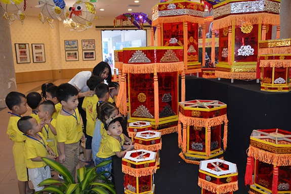 Đèn kéo quân thu hút nhiều em nhỏ.
