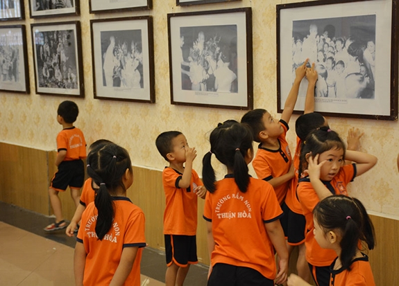 Các em Trường mầm non Thuận Hòa thăm gian trưng bày ảnh “Trung thu nhớ Bác”.