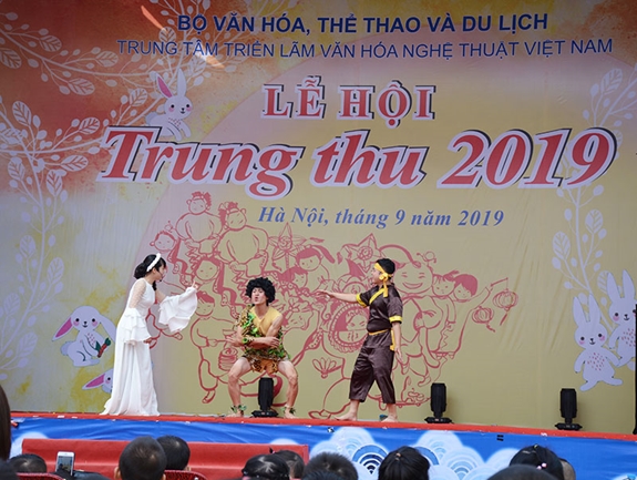 Tiết mục ca múa nhạc do các nghệ sĩ Nhà hát Múa Rối Việt Nam thực hiện.