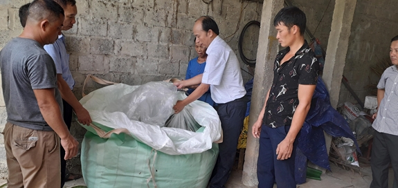 Các nhà khoa học hướng dẫn người dân Kim Quan chế biến phụ phẩm nông nghiệp làm thức ăn cho trâu, bò. Ảnh: BÍCH HƯỜNG
