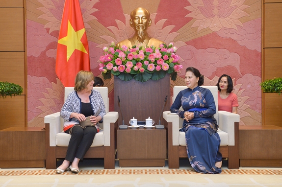 Chủ tịch Quốc hội Nguyễn Thị Kim Ngân và bà Catherine Decoche tại buổi tiếp.