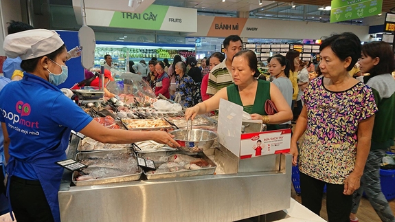 Người dân lựa chọn thực phẩm tại một siêu thị trên địa bàn TP Hồ Chí Minh.