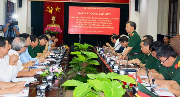 Thiếu tướng Phạm Văn Huấn phát biểu tại hội nghị.