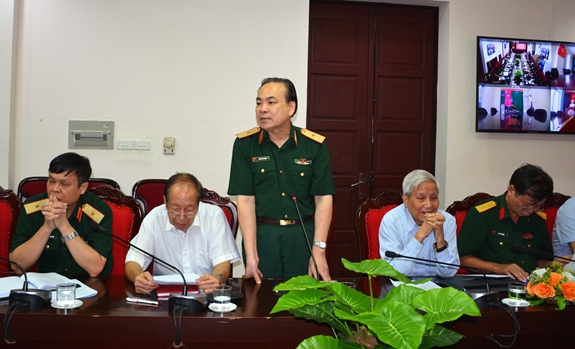 Thiếu tướng, PGS, TS Nguyễn Bá Dương, Viện trưởng Viện Khoa học Xã hội và Nhân văn (Học viện Chính trị, Bộ Quốc phòng) phát biểu tại hội nghị.