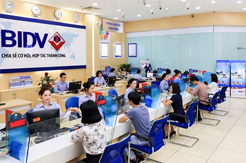 Khách hàng giao dịch tại BIDV.