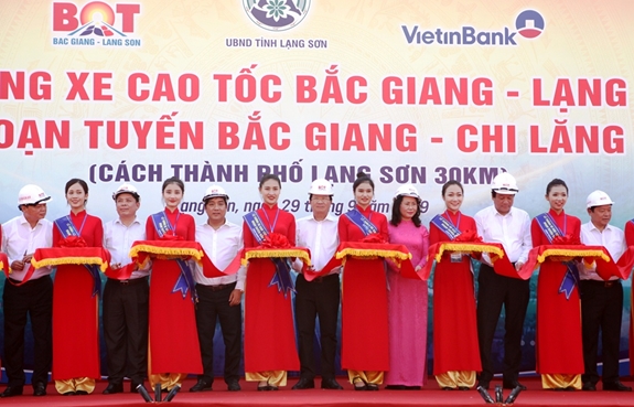 Phó thủ tướng Trịnh Đình Dũng và các đại biểu cắt băng thông xe cao tốc Bắc Giang – Lạng Sơn.