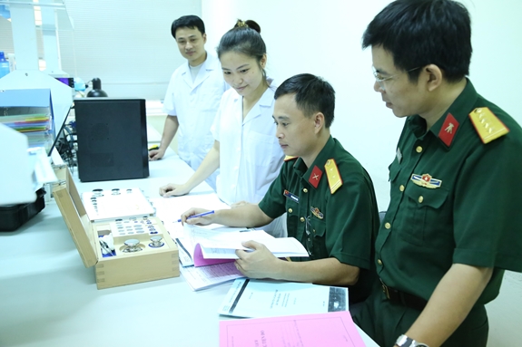 Trung tá Vũ Quang Hòa (thứ hai, từ phải sang) thực hiện đánh giá công nhận năng lực cơ sở đo lường-chất lượng.
