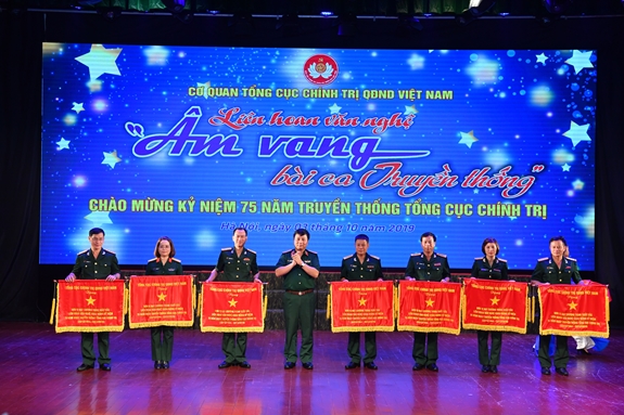 Ban tổ chức trao thưởng Chương trình xuất sắc tặng các cơ quan, đơn vị. Ảnh: TUẤN HUY.