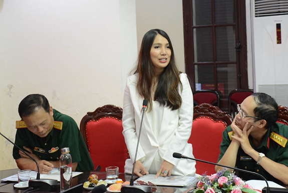 Nhà thơ, Tiến sĩ Tạ Anh Thư phát biểu ý kiến.