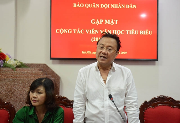 Nhà thơ Hồng Thanh Quang phát biểu ý kiến.