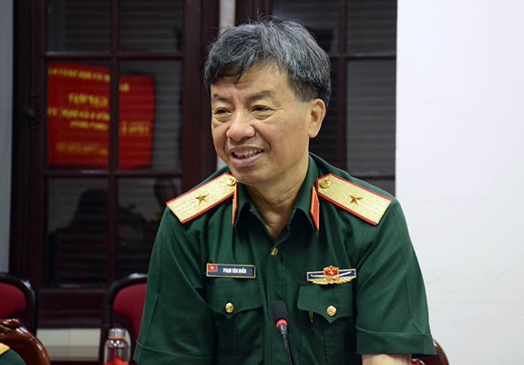 Thiếu tướng Phạm Văn Huấn, Bí thư Đảng ủy, Tổng biên tập Báo Quân đội nhân phát biểu tại buổi gặp mặt.
