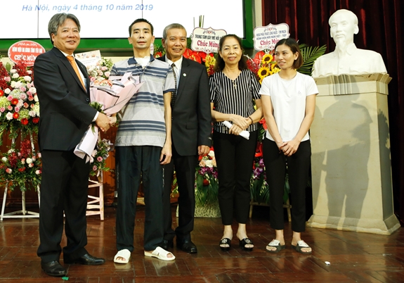GS, TS Trần Bình Giang, Giám đốc Bệnh viện Hữu nghị Việt Đức tặng hoa chúc mừng bệnh nhân NVK và gia đình.