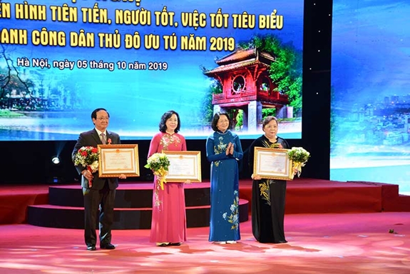 Phó chủ tịch nước Đặng Thị Ngọc Thịnh trao Huân chương Lao động hạng Nhất, hạng Nhì của Chủ tịch nước tặng các cá nhân.