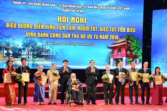 Bí thư Thành ủy Hoàng Trung Hải và Chủ tịch UBND thành phố, Chủ tịch Hội đồng Thi đua - Khen thưởng thành phố Nguyễn Đức Chung trao danh hiệu "Công dân Thủ đô ưu tú" năm 2019 đến 10 cá nhân.