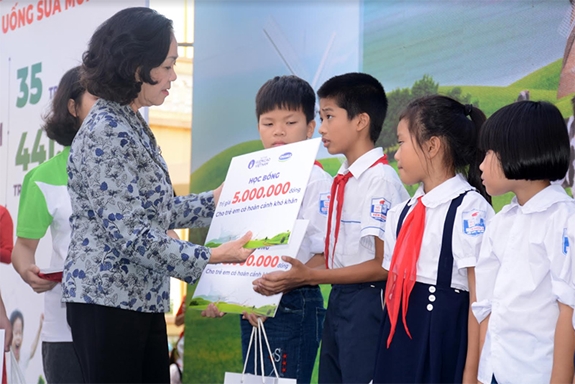 61 nghìn cây xanh và 119 nghìn ly sữa được trao tặng tại Hà Nội