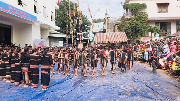 Các nghệ nhân biểu diễn cồng chiêng tại chợ phiên vùng biên giới.