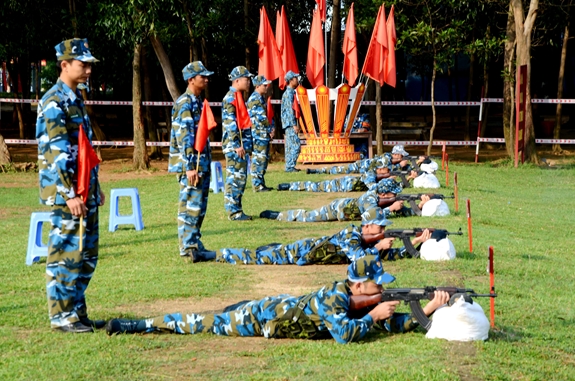Các thí sinh thực hành bắn súng tiểu liên AK bài 1.