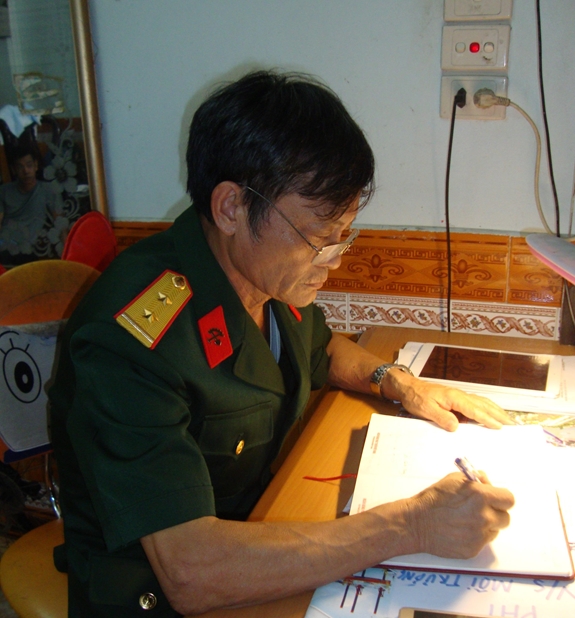 Bí thư chi bộ kiêm Trưởng khu phố 9 Nguyễn Minh Tiến chuẩn bị dự thảo nghị quyết của chi bộ.