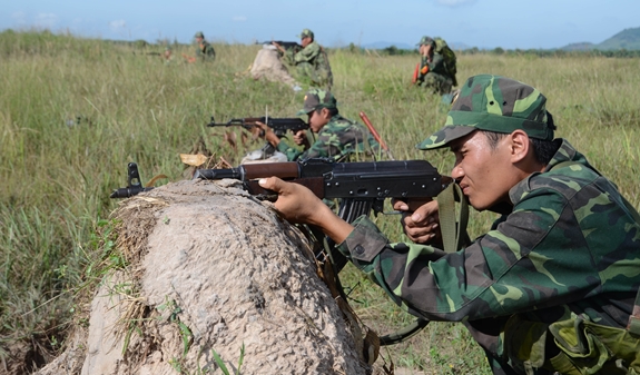 Các phân đội Trung đoàn 2, Sư đoàn 9 thực hành bắn đạn thật.