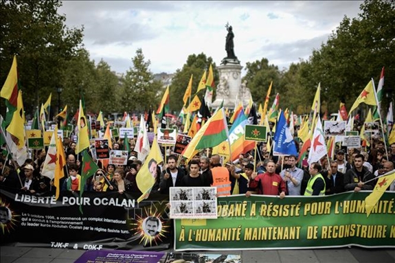 Người dân tuần hành tại Paris, Pháp phản đối chiến dịch quân sự của Thổ Nhĩ Kỳ nhằm vào các lực lượng người Kurd ở Syria, ngày 12-10. Ảnh: TTXVN.