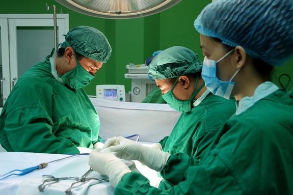 Các thầy thuốc Khoa Ngoại Chấn thương-Chỉnh hình tiến hành phẫu thuật cho bệnh nhân.