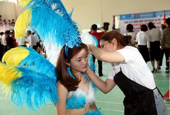 Trình diễn kỹ năng nghề chăm sóc sắc đẹp.