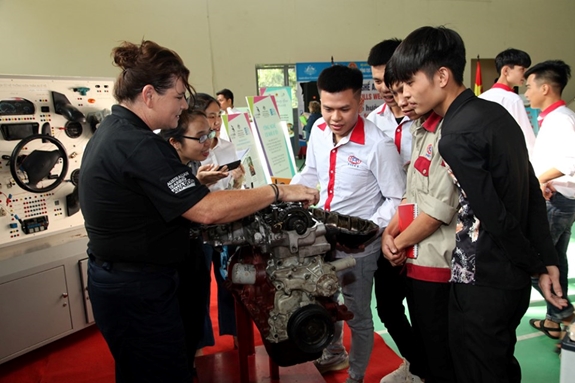 Đông đảo sinh viên tham gia hoạt động trình diễn kỹ năng nghề.
