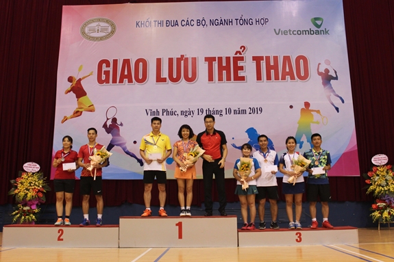 Ban tổ chức trao giải cho môn cầu lông đôi nam nữ.