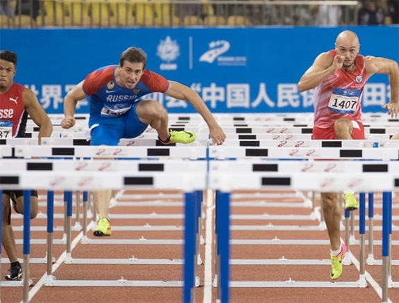 Sergei Shubenbov (ở giữa) trên đường chạy chung kết 110m vượt rào nam.
