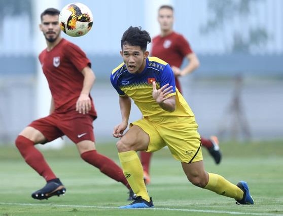 U.19 Việt Nam chơi tự tin trước U.19 Sarajevo. Ảnh: MINH CHIẾN