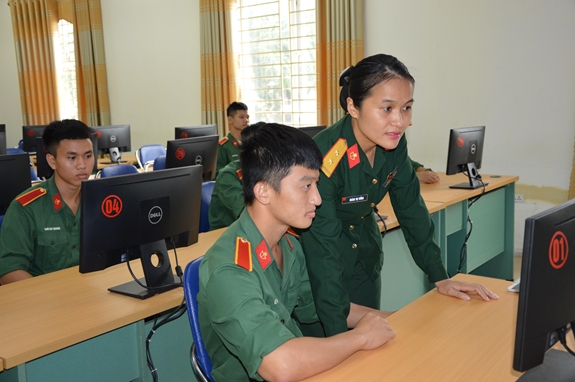 Trung úy Hoàng Thị Tưởng hướng dẫn học viên thực hành trên máy vi tính.