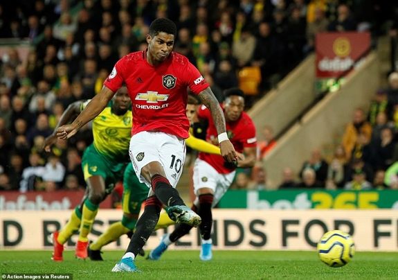 Dù thắng 3-1 trên sân của Norwich, nhưng các cổ động viên của Man Utd vẫn buồn lòng khi cả Rashford lẫn Martial đều đá hỏng phạt đền ở trận này. Ảnh: Reuters